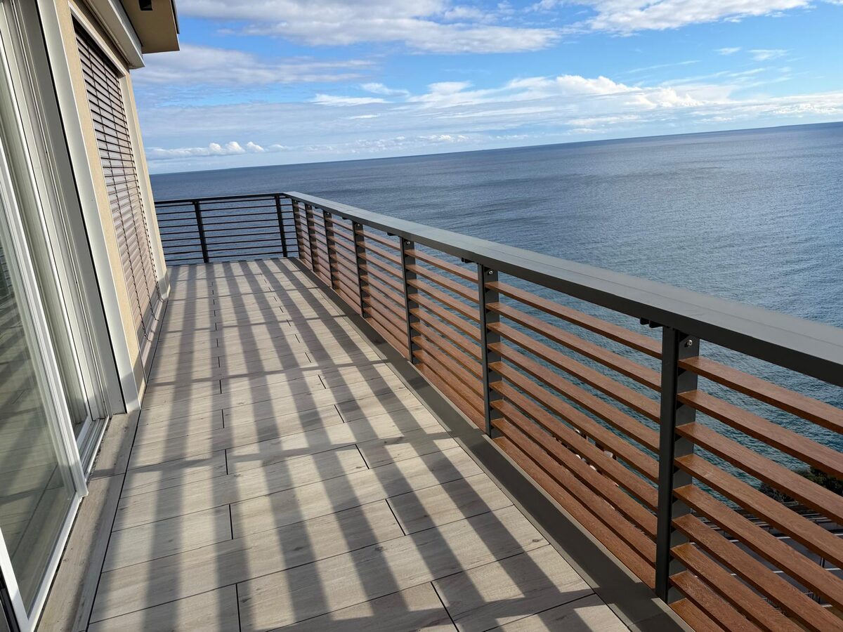 Terrazza con vista mare — intervento dello Studio Savini, Imperia
